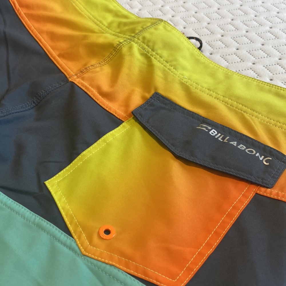 Billabong Platinum X Mens size 34 swim shorts - Rare sunset color - Like new - Picture 8 of 9